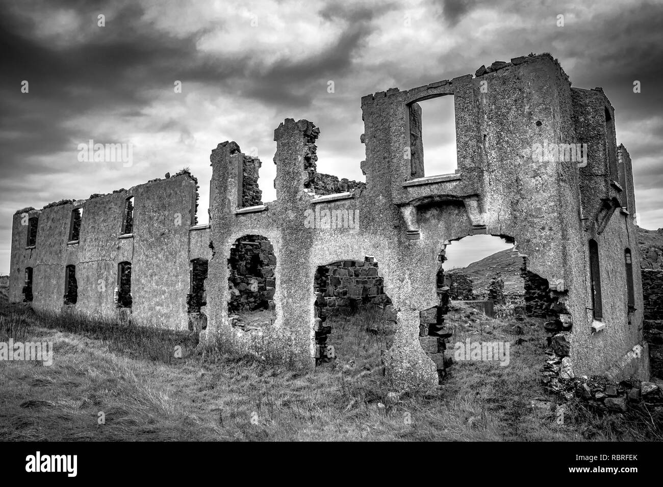 Il s'agit de ruines d'une vieille maison à Torr Head dans le nord de l'Irlande, sur la côte d'Antrim Banque D'Images