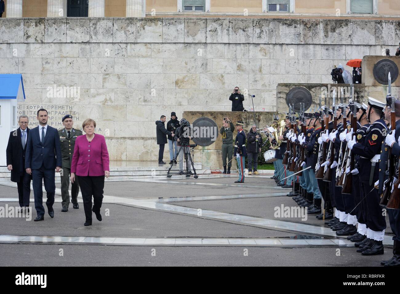 Chancelier de la République fédérale d'Allemagne, Angela Merkel, vu l'inspection de la garde d'honneur après la cérémonie de pose de gerbe au Monument du Soldat inconnu. Banque D'Images