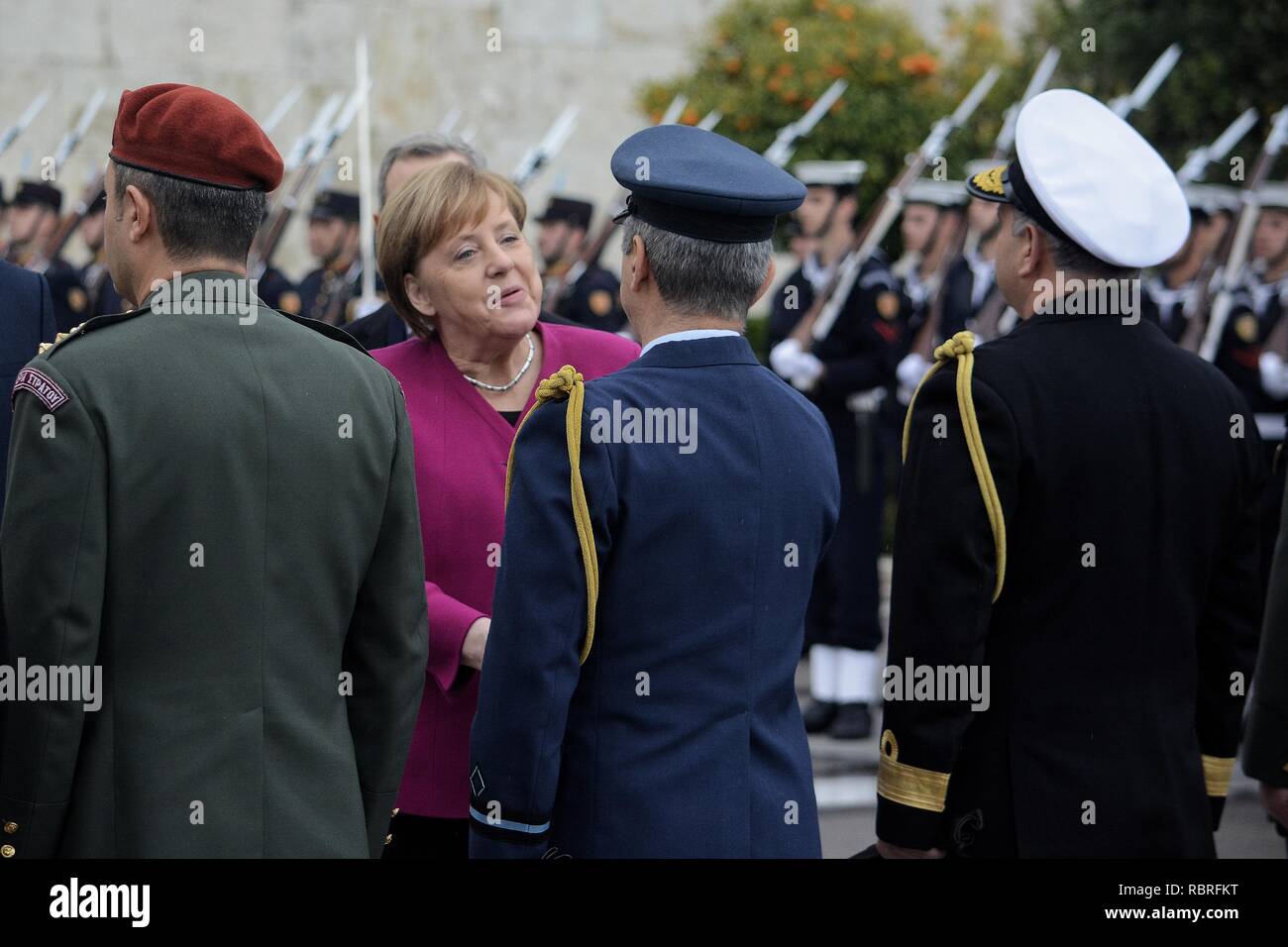 Chancelier de la République fédérale d'Allemagne, Angela Merkel, vu l'inspection de la garde d'honneur après la cérémonie de pose de gerbe au Monument du Soldat inconnu. Banque D'Images