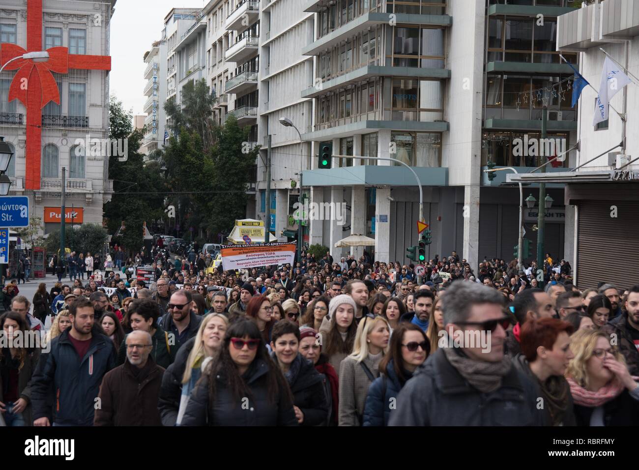 Les protestataires sont vus scandant des slogans lors de la manifestation. Des milliers de personnes protestent de retirer le plan du ministère de l'éducation sur le nouveau système de la 15 000 recrues. Banque D'Images
