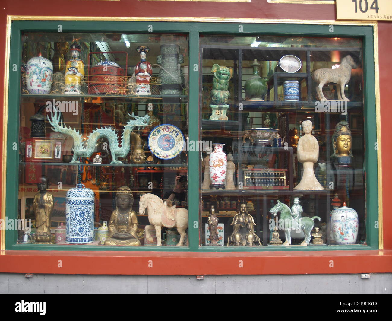 Antiquités chinoises à Beijing store window Banque D'Images