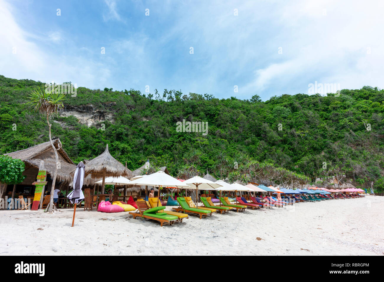 Des chaises longues sur la plage Atuh vacanciers attendent. Banque D'Images