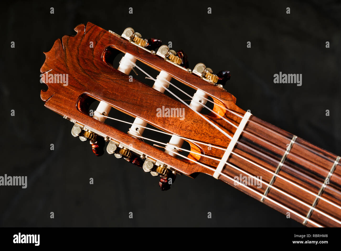 Libre d'une guitare acoustique, touche palissandre, frettes, les tuners,  poupée et truss rod Photo Stock - Alamy