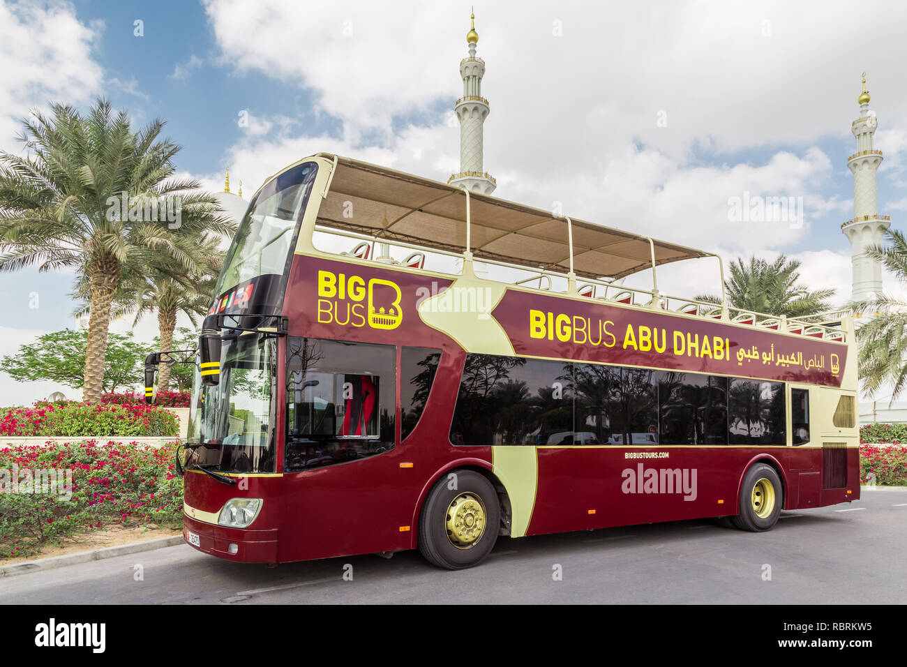 Abu Dhabi, Émirats arabes unis, le 16 décembre 2015 : Big Bus qui emmène les touristes à une visite de la ville. Banque D'Images