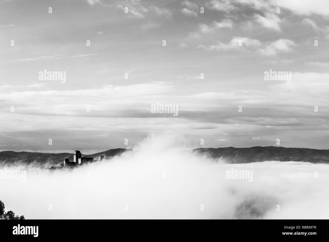 Vue de château Rocca Maggiore à Assise (Ombrie, Italie) au milieu du brouillard Banque D'Images