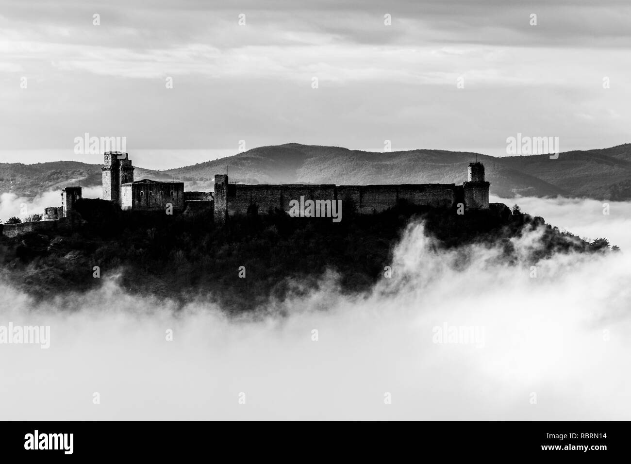 Vue de château Rocca Maggiore à Assise (Ombrie, Italie) au milieu du brouillard Banque D'Images