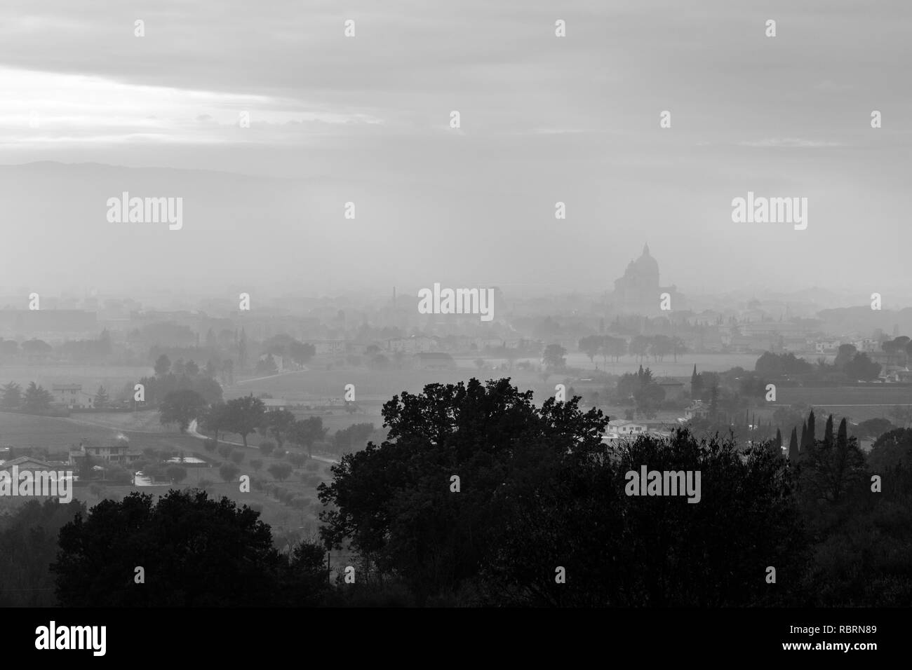 Moody vue de S.M. degli Angeli (Assise, Ombrie, Italie) au milieu de la brume d'automne Banque D'Images