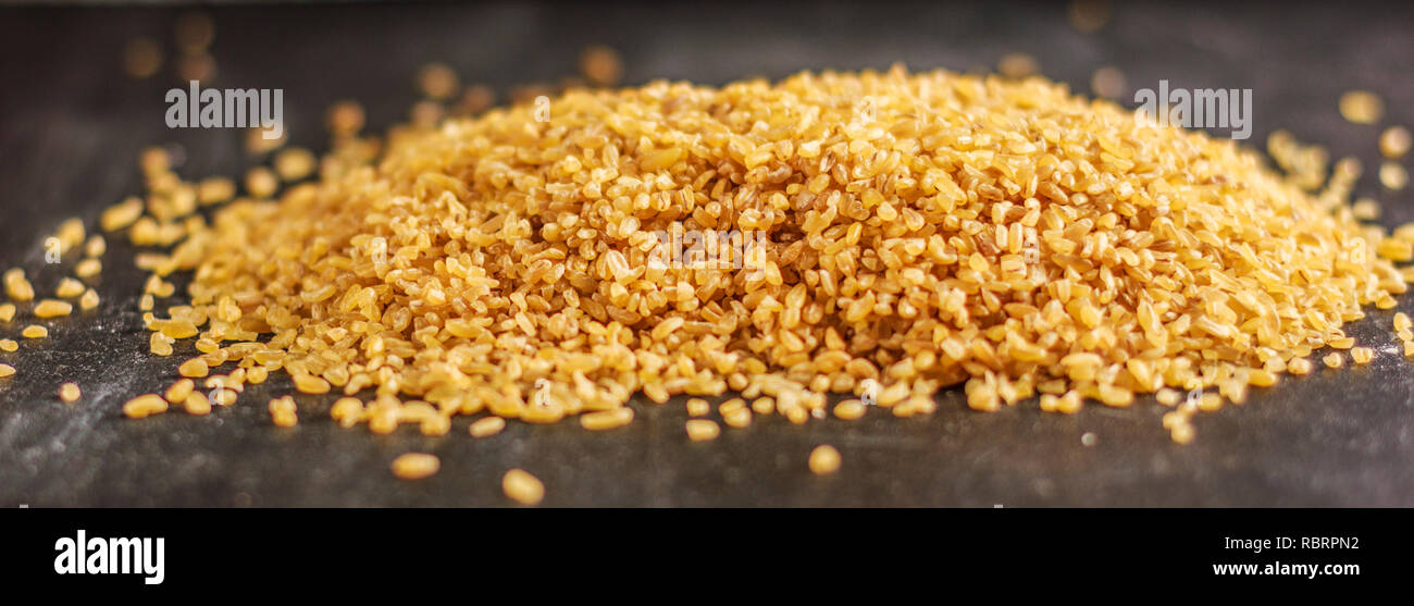 Pile De Boulgour Cru Sur Une Table En Bois Noir Photo Stock Alamy
