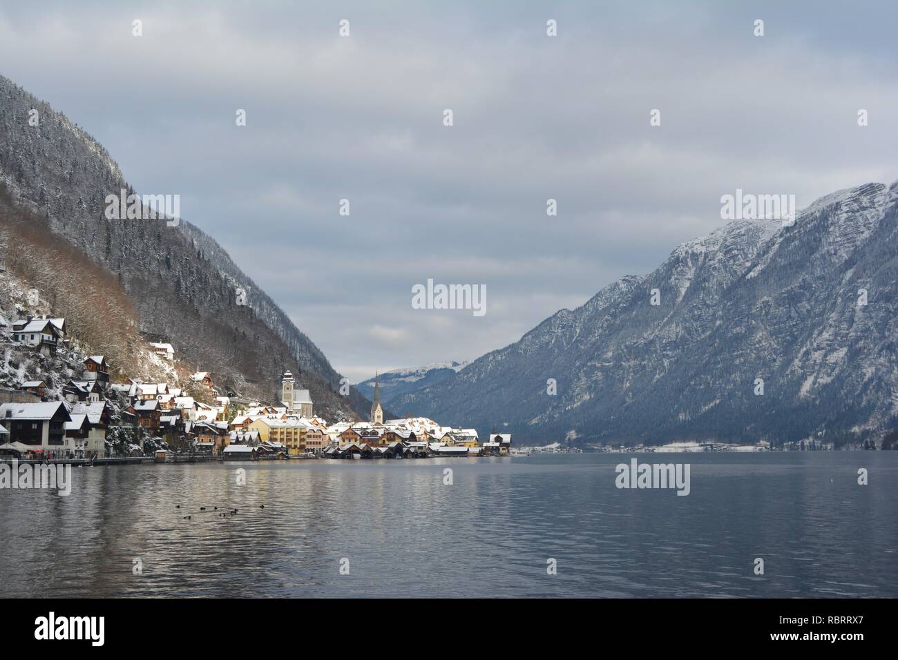 Hallstatt, Autriche en hiver. Vue du lac de Hallstatt et les montagnes enneigées en arrière-plan. Banque D'Images