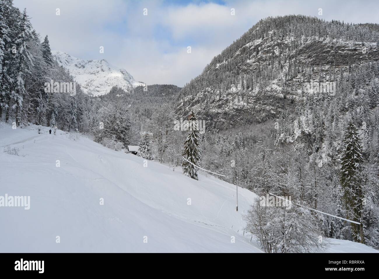 Hallstatt, Autriche en hiver entre les montagnes enneigées du Hallstatt. Vue d'en haut. Banque D'Images