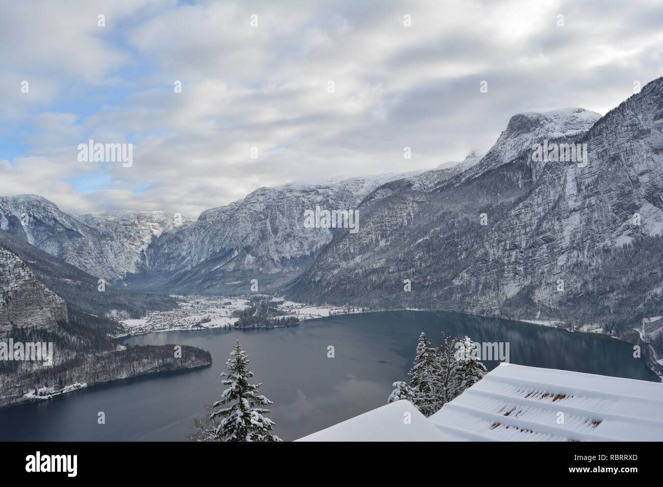 Hallstatt sky walk. Superbe vue depuis le haut du lac et montagnes enneigées. Banque D'Images