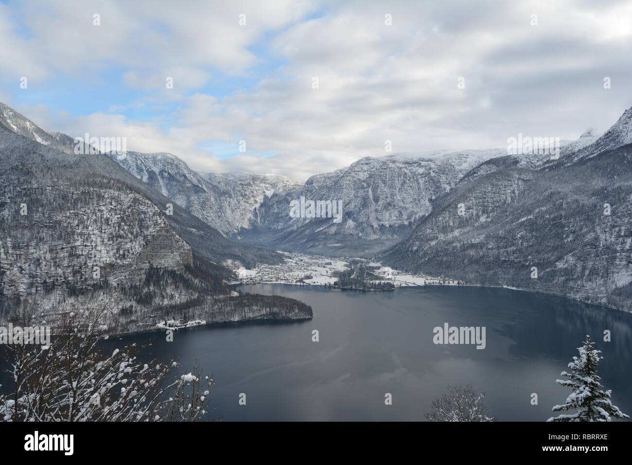 Hallstatt sky walk. Superbe vue depuis le haut du lac et montagnes enneigées. Banque D'Images