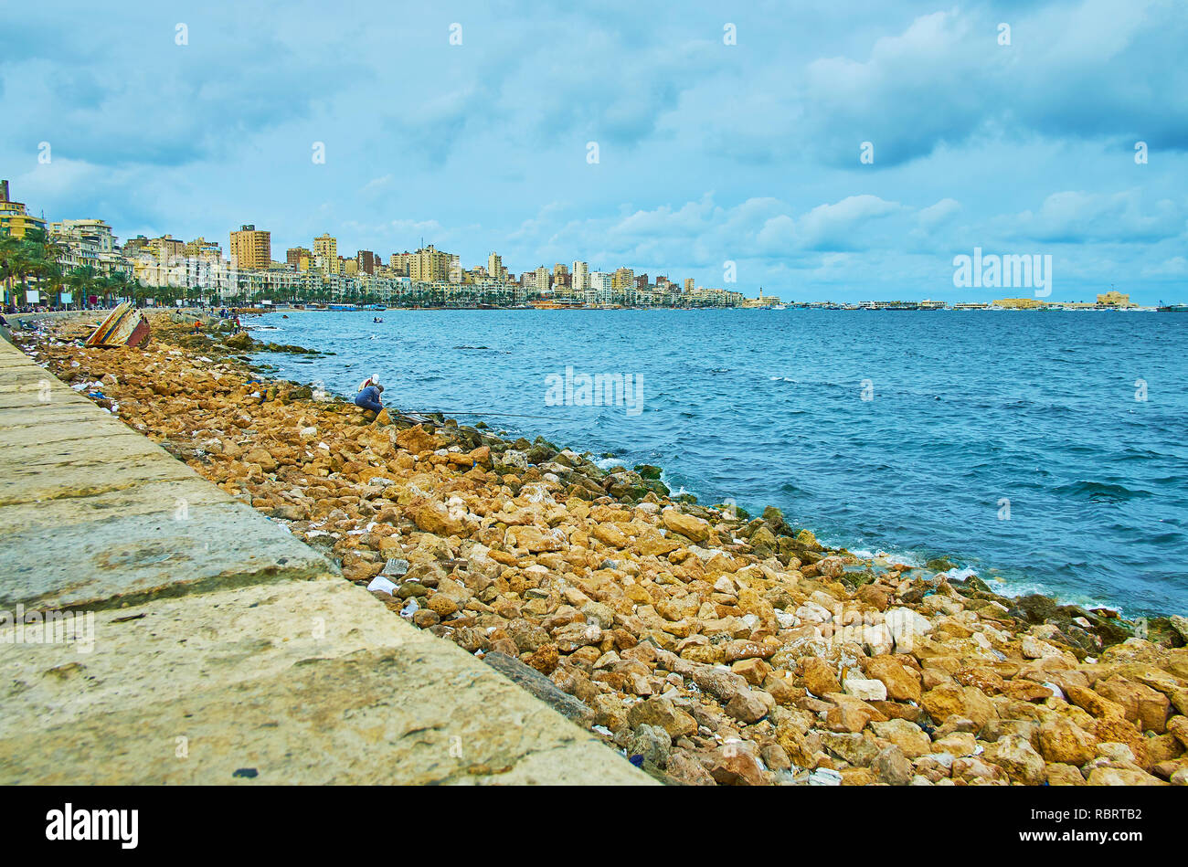 La beachline de la ville est couvert de rochers pour protéger des vagues gigantesques, les tempêtes et l'érosion côtière, Alexandrie, Egypte. Banque D'Images