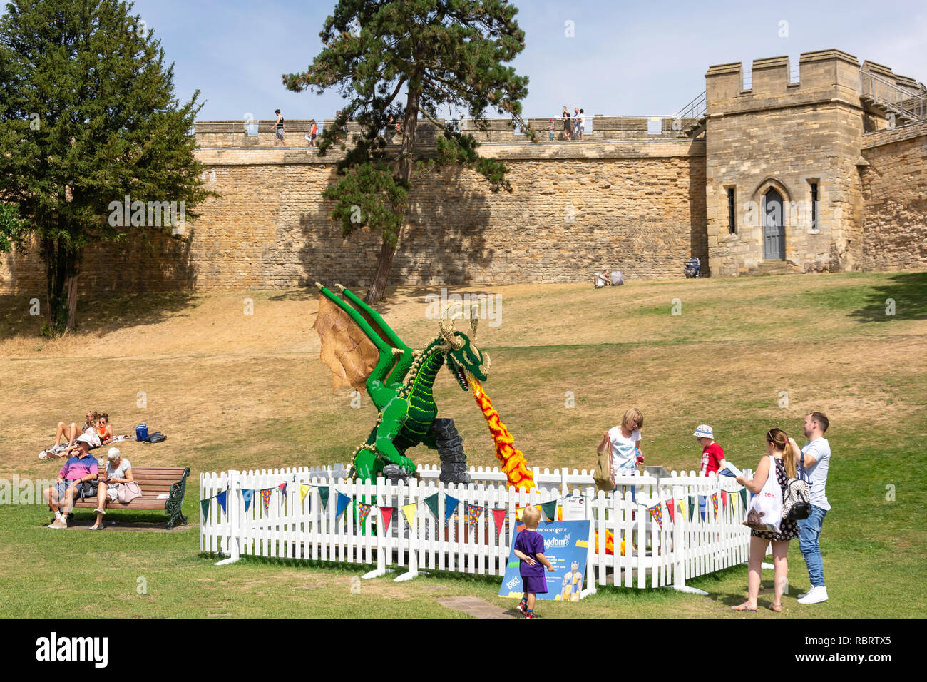 'Kingdom Lego dragon' la pièce dans un parc de château de Lincoln, Lincoln, Lincolnshire, Angleterre, Royaume-Uni Banque D'Images