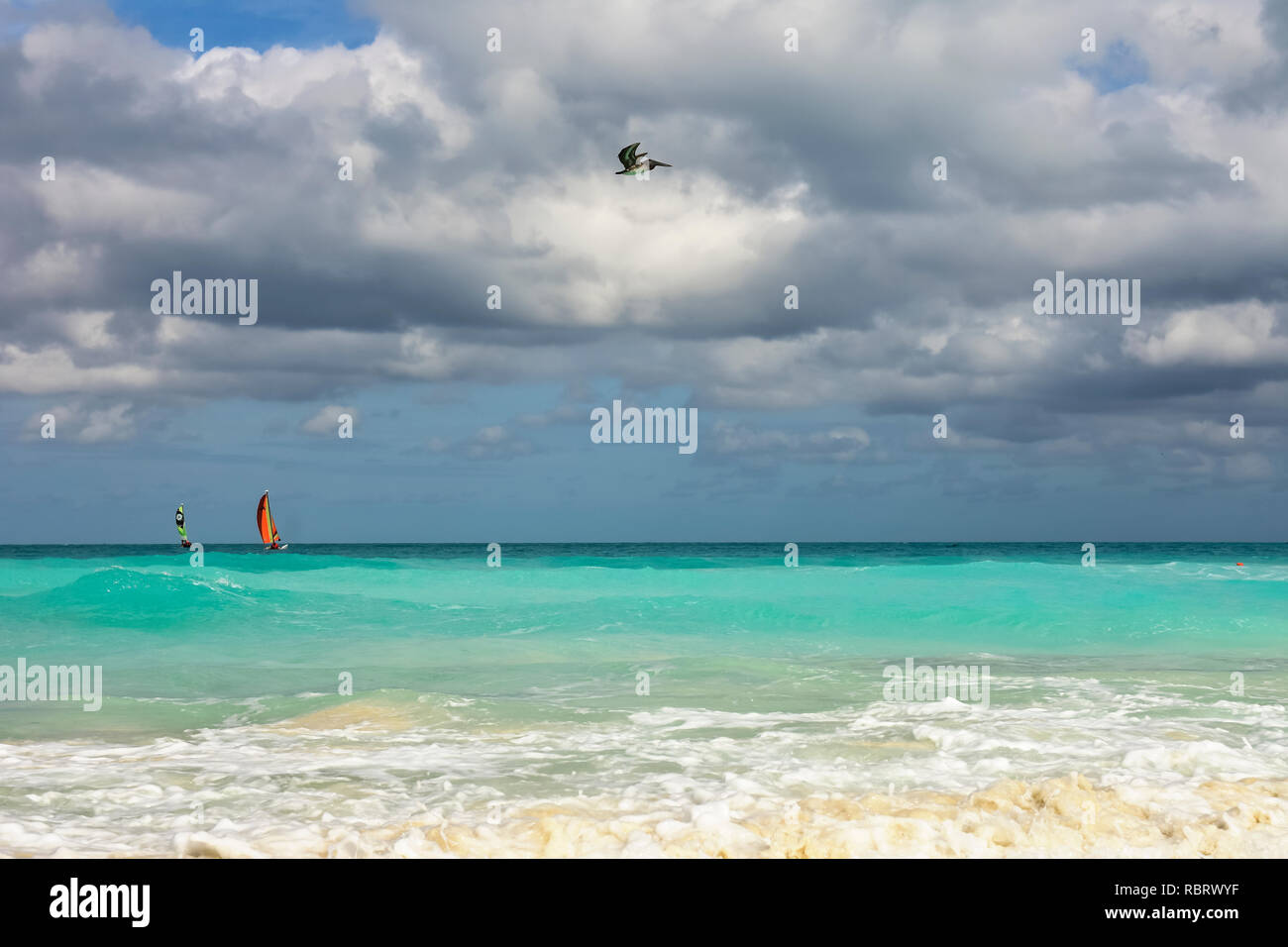 Plage avec sable blanc et eau turquoise à Cuba Banque D'Images
