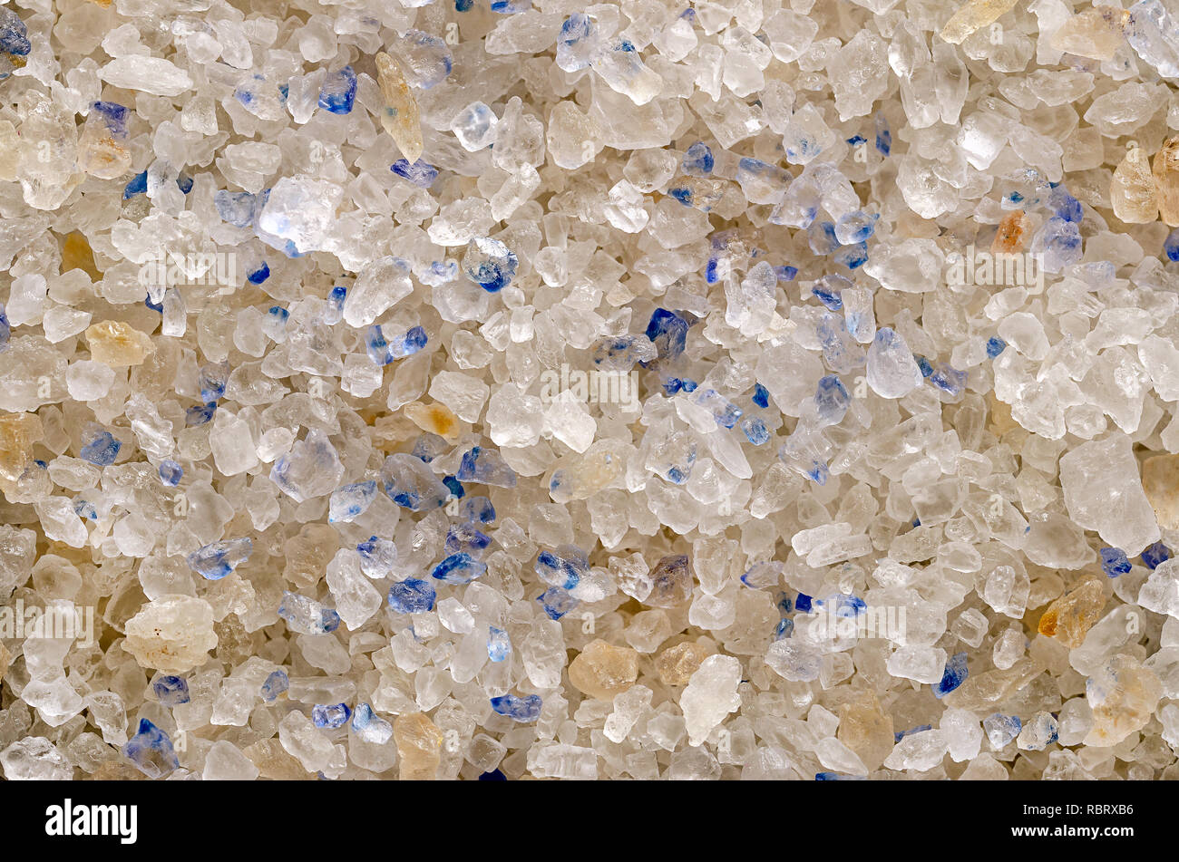 Les cristaux de sel Bleu de Perse, gros plan et d'arrière-plan de surface. Sel fin de l'Iran. La couleur bleue se produit pendant la formation de la structure cristalline. Banque D'Images