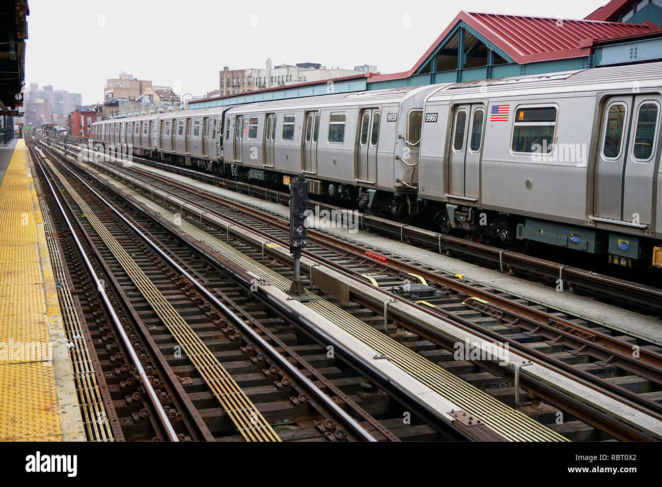 Subway train entrant dans la gare Banque D'Images