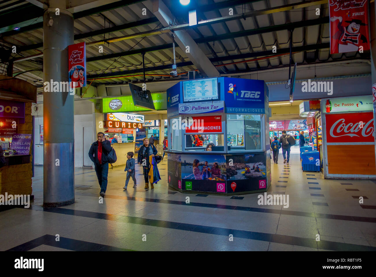 SANTIAGO, CHILI - 09 octobre, 2018 : personnes non identifiées à l'intérieur du terminal de bus. C'est la plus grande et la gare routière principale de la ville Banque D'Images