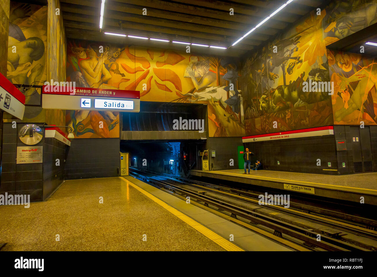 SANTIAGO, CHILI - 16 octobre 2018 : à l'intérieur de la personne dans le métro situé dans la ville de Santiago du Chili, les trains arrivent à la station de métro dans le centre de la ville Banque D'Images