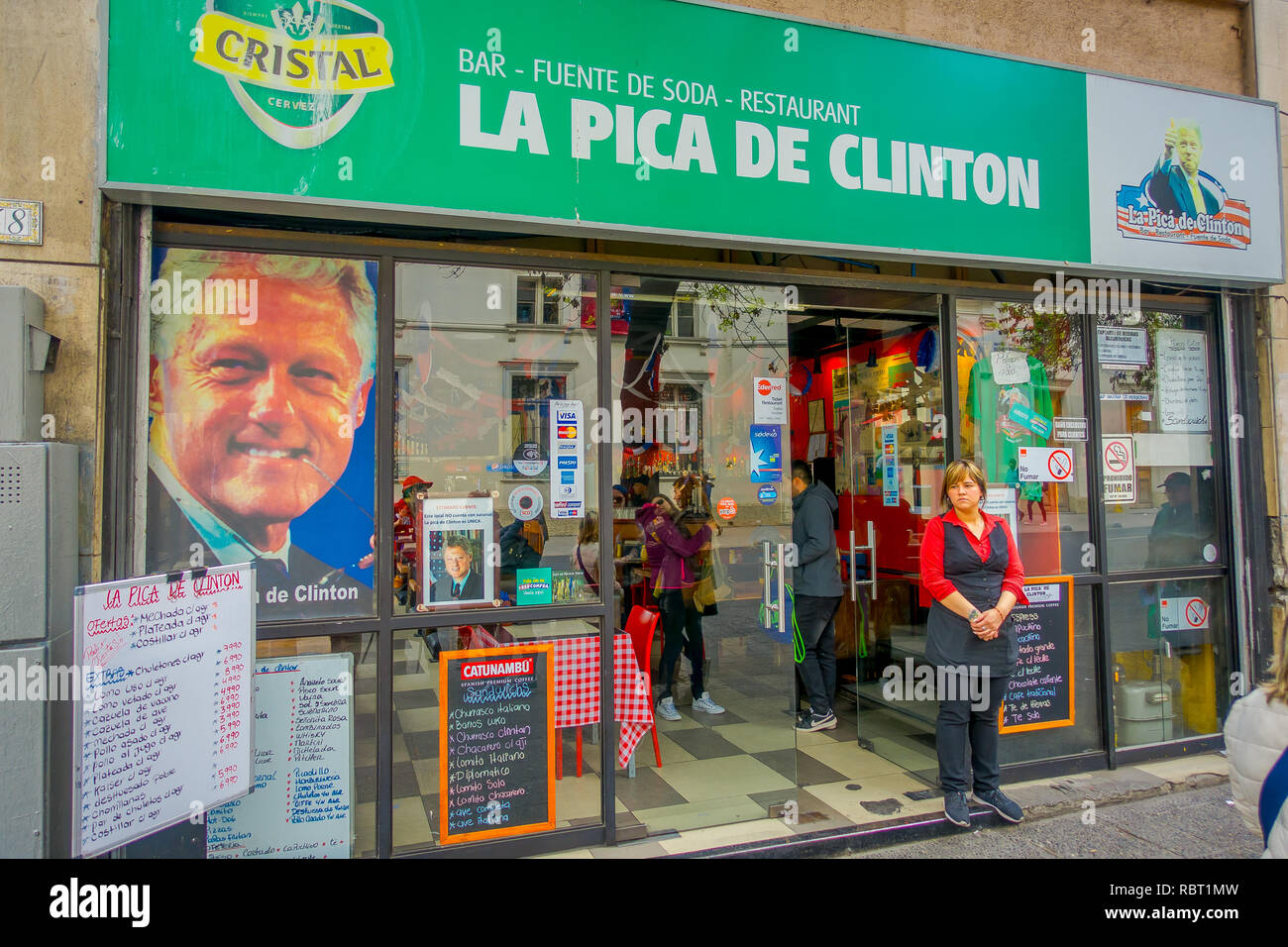 SANTIAGO, CHILI - 16 octobre 2018 : vue extérieure du restaurant, la pica de Clinton situé dans les rues de Santiago, Chili Banque D'Images