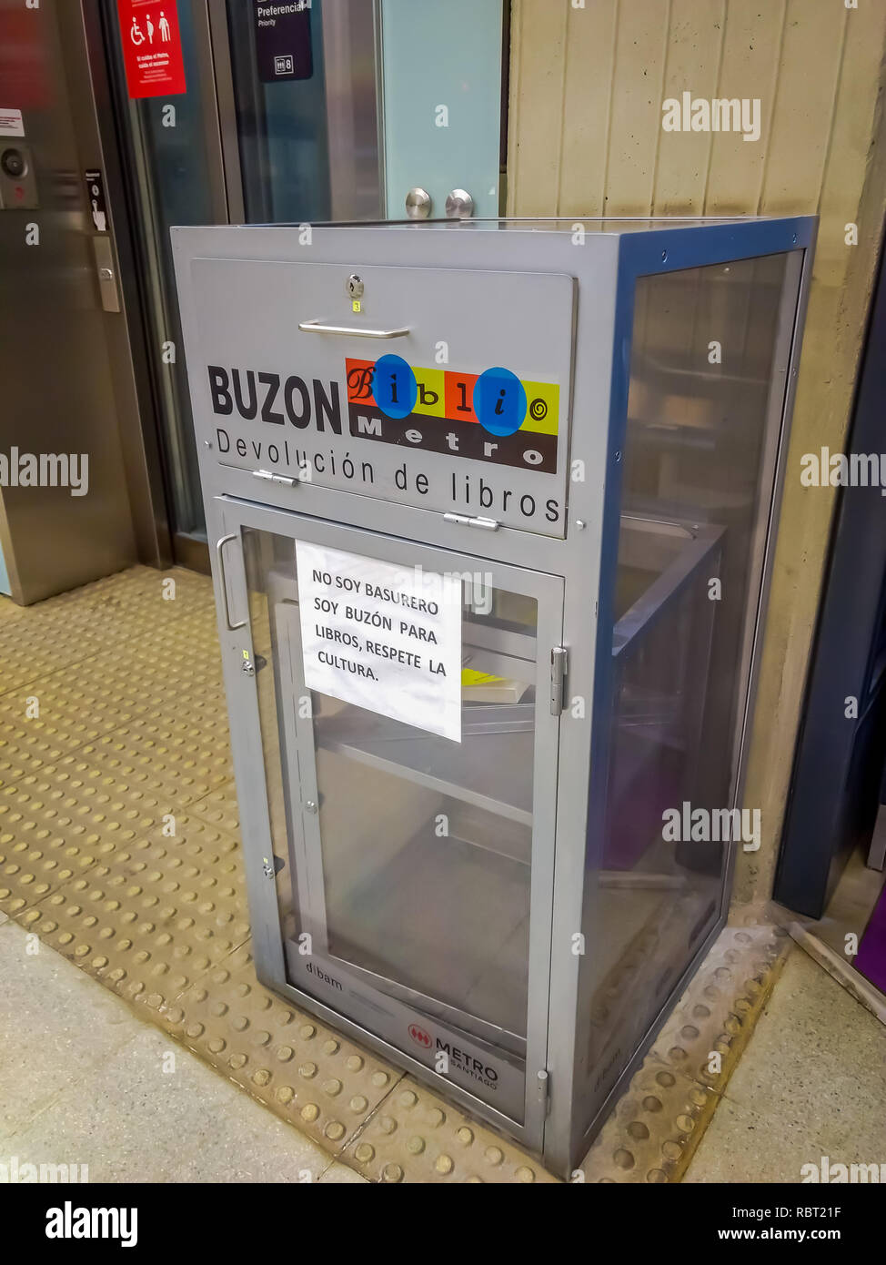 SANTIAGO, CHILI - 14 septembre 2018 : à l'intérieur de la boîte aux lettres utilisée pour le transfert des livres à l'intérieur de la station de métro de Santiago du Chili Banque D'Images