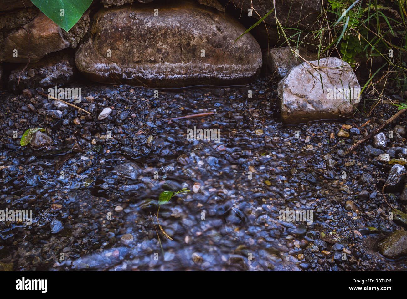 L'eau de la rivière lisse Banque D'Images