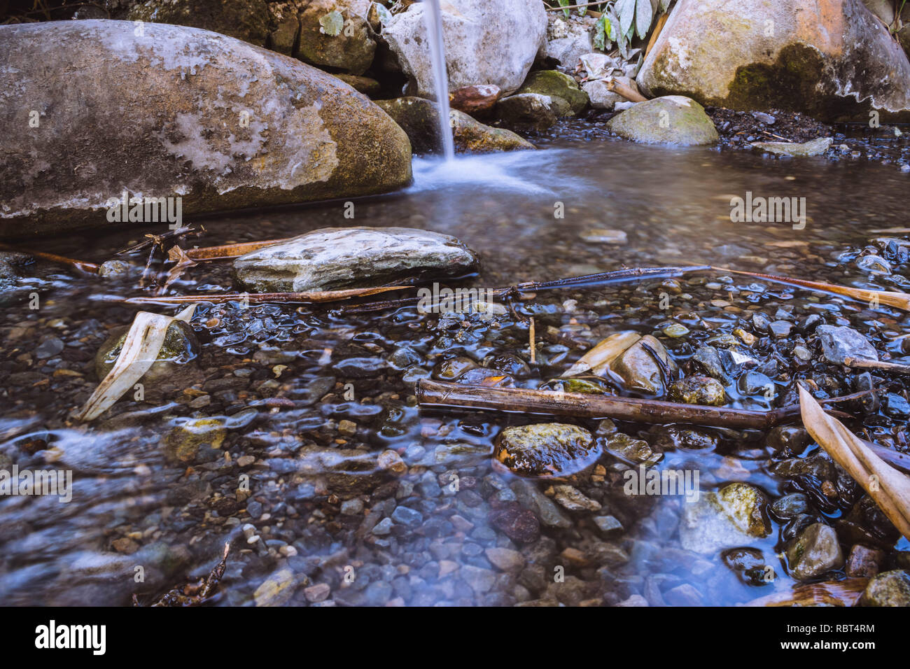 L'eau de la rivière lisse Banque D'Images