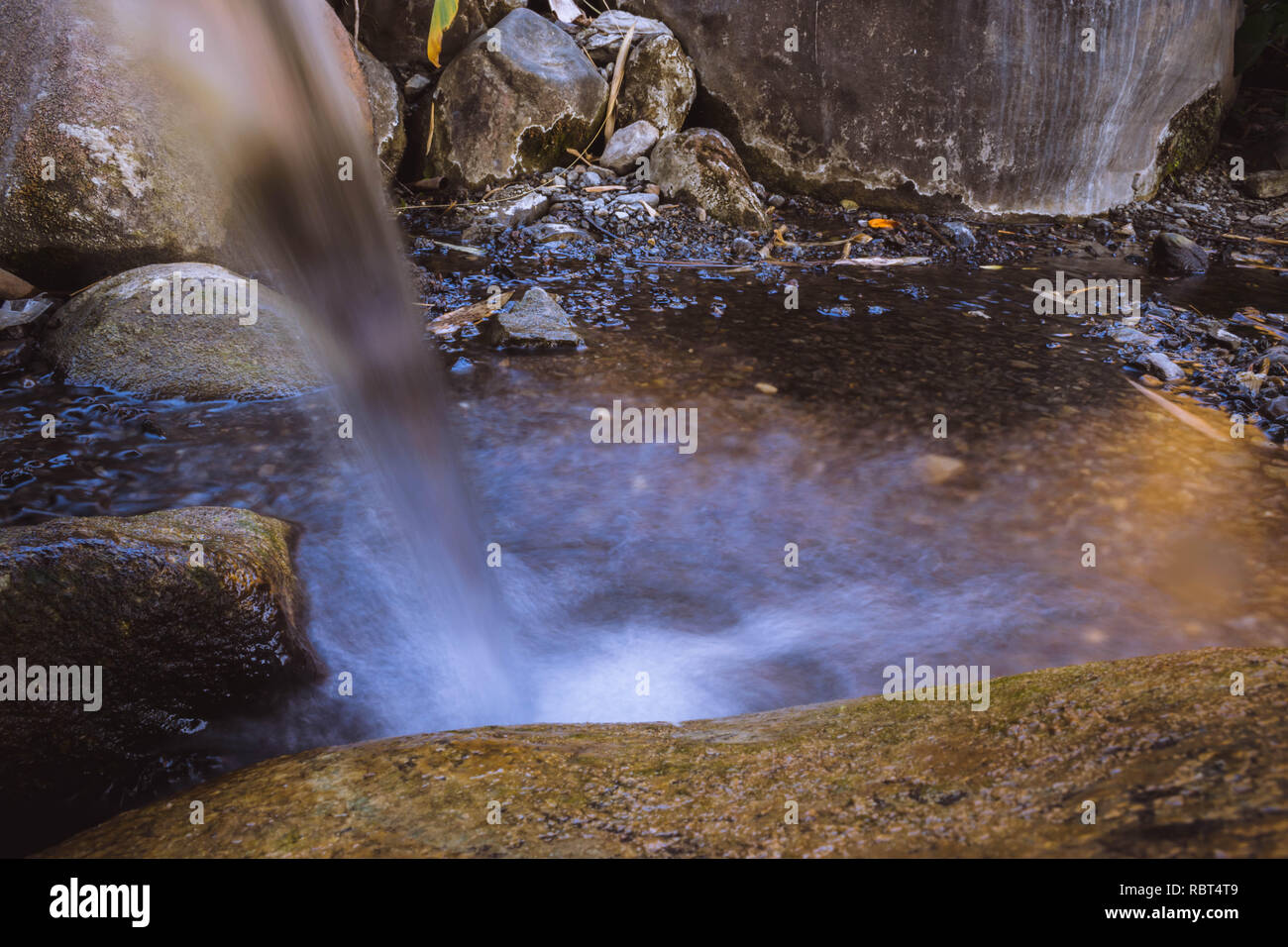 L'eau de la rivière lisse Banque D'Images