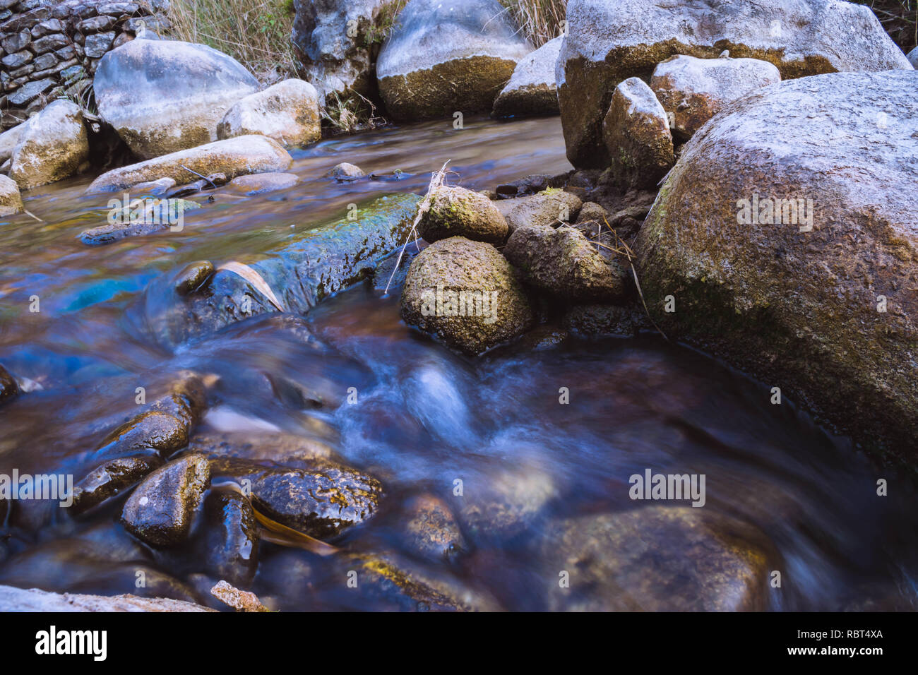 L'eau de la rivière lisse Banque D'Images