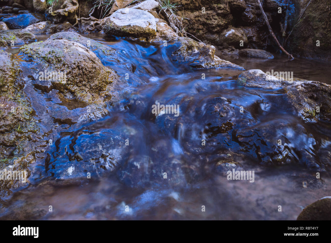 L'eau de la rivière lisse Banque D'Images