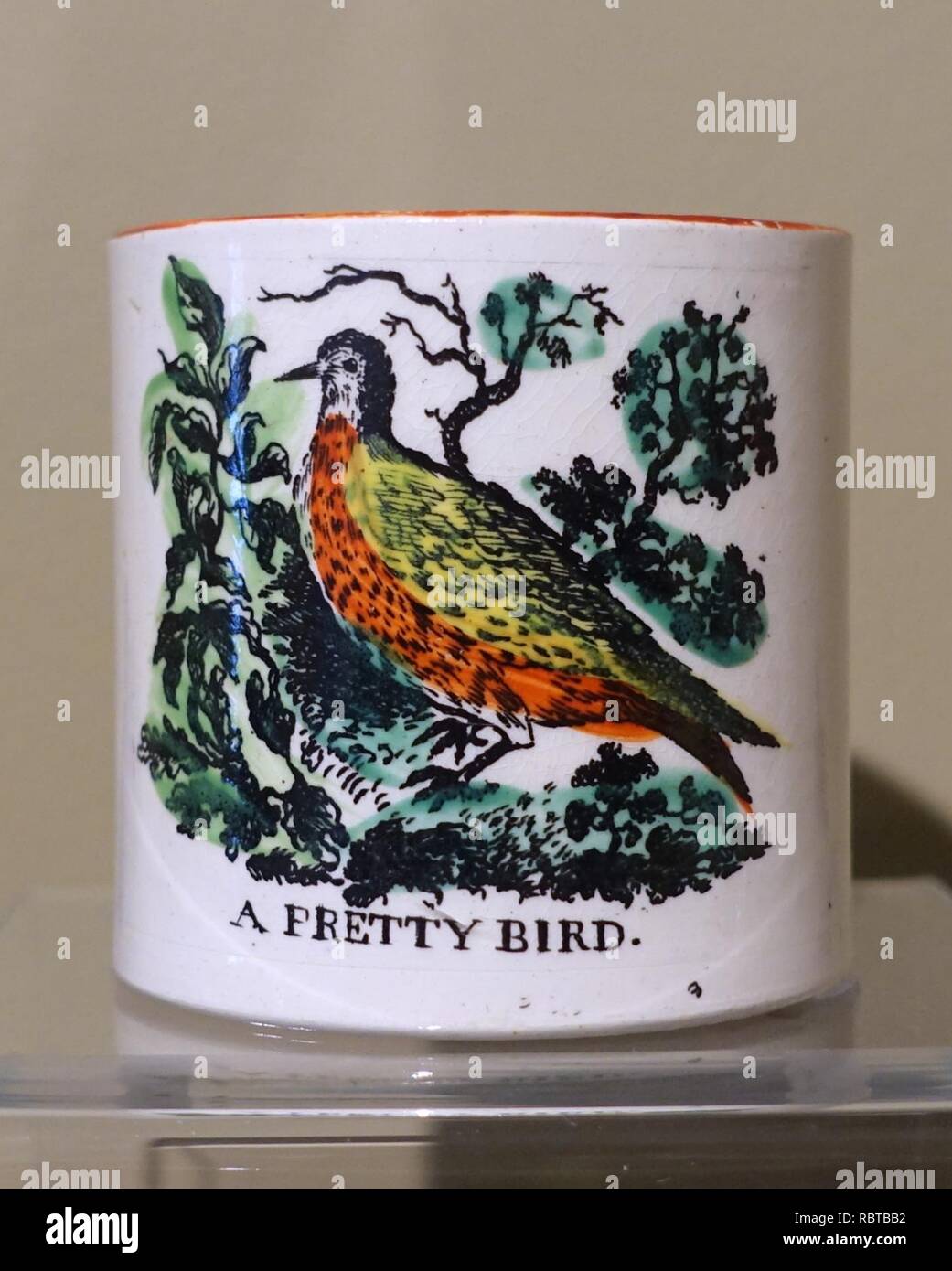 Un joli oiseau, mug pour un enfant, Staffordshire, Angleterre, 1830-1860, terre cuite vernissée - Concord Banque D'Images