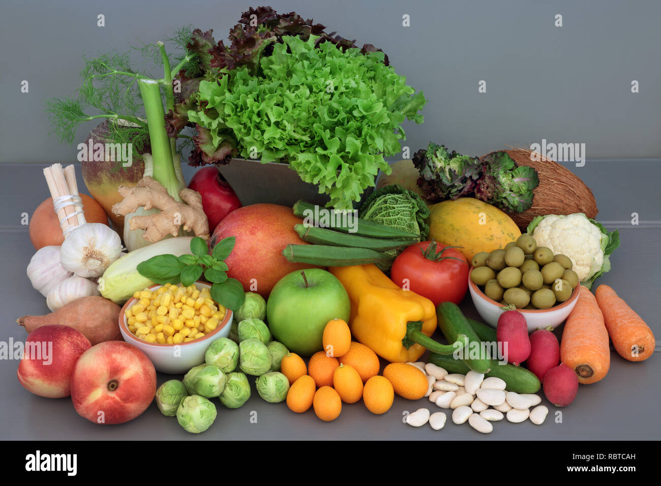 Aliments santé alcalin de légumes, fruits, herbes, épices et de légumineuses séchées sur arrière-plan du tableau en bois gris. Banque D'Images