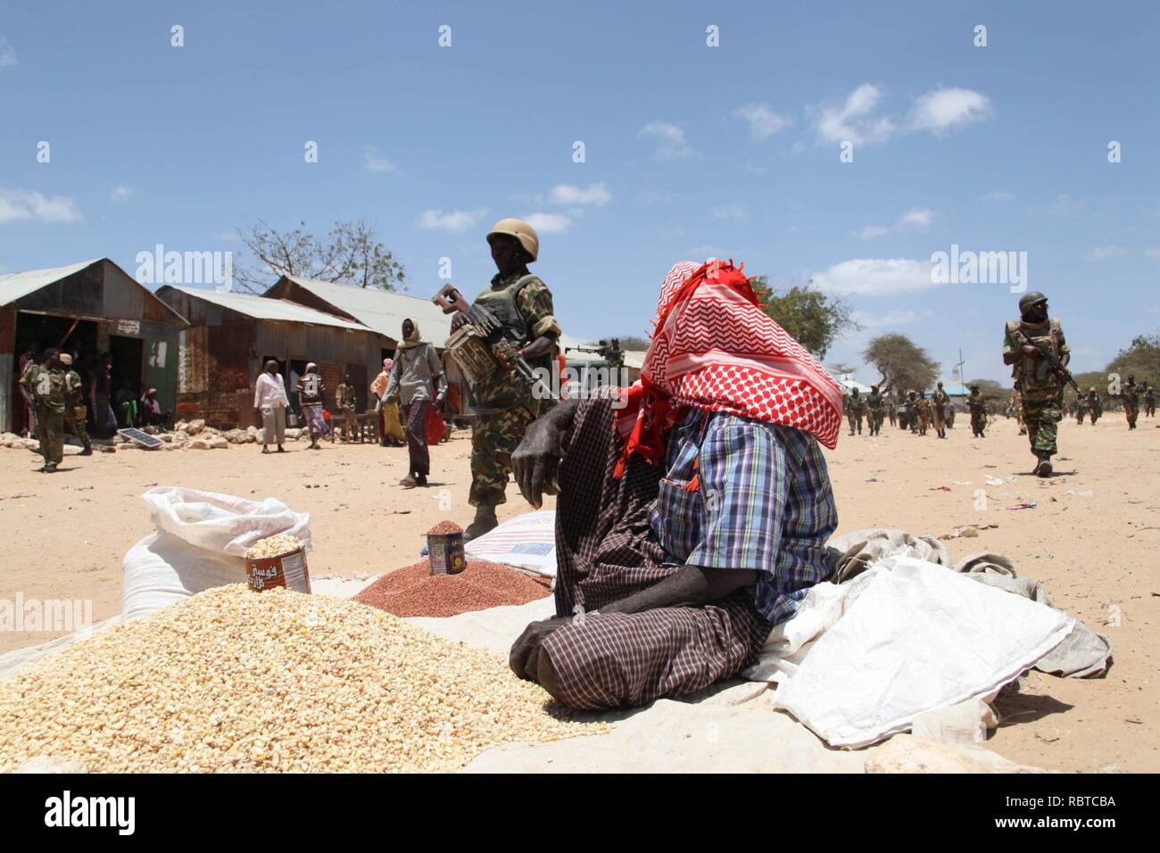 Un homme est assis dans le marché d'Ragaele vendent des produits alimentaires, peu après des soldats burundais appartenant à la Mission de l'Union africaine en Somalie a eu sur la ville d'Al Shabab militants dans l'Hiraan (15230351900). Banque D'Images