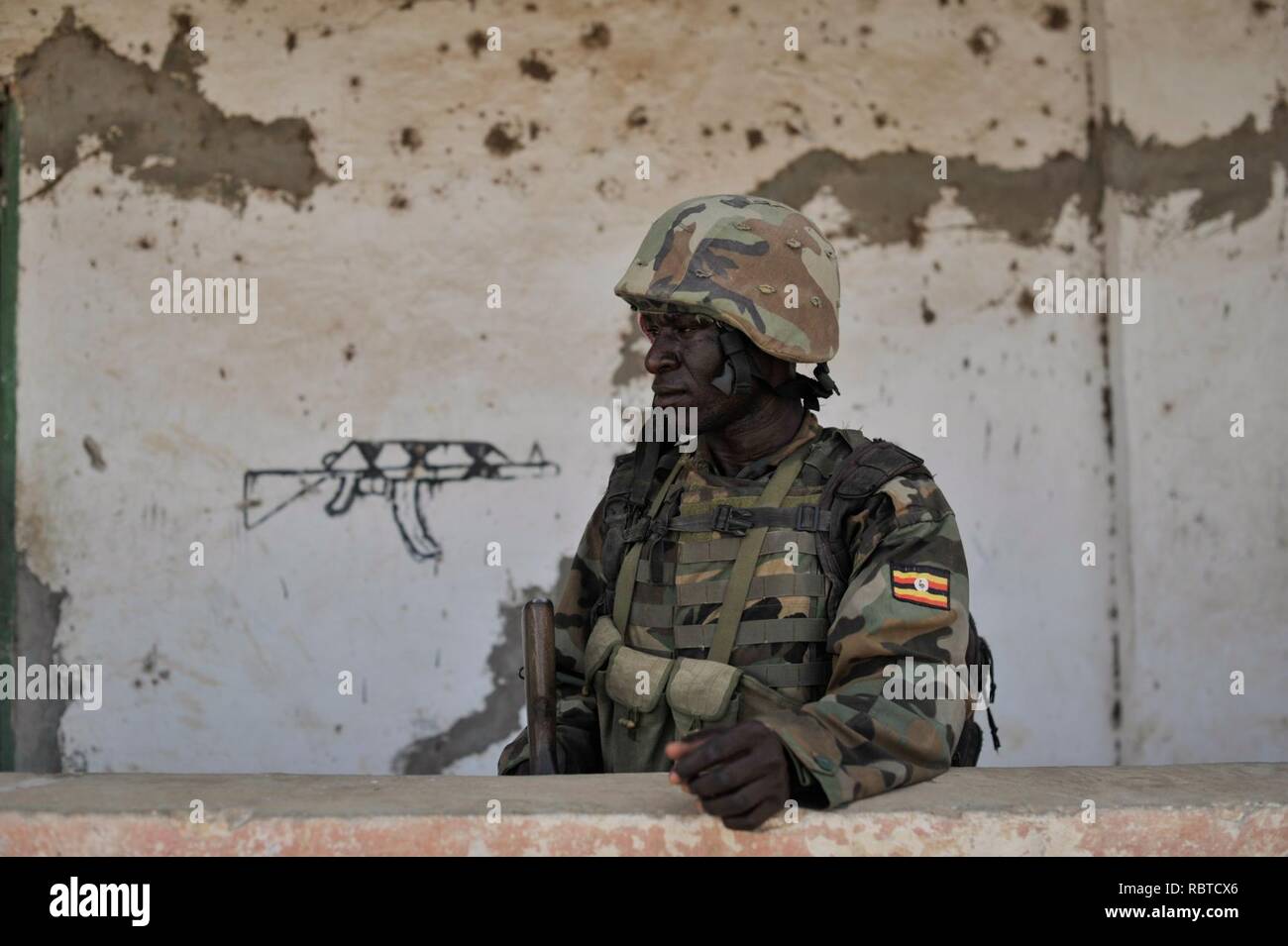 Un soldat ougandais, dans le cadre de la Mission de l'Union africaine en Somalie, se trouve à l'extérieur une ancienne caserne al Shabab 29 avril à Qoryooley, Somalie, un peu plus d'un mois après la ville fut prise (13894448048). Banque D'Images