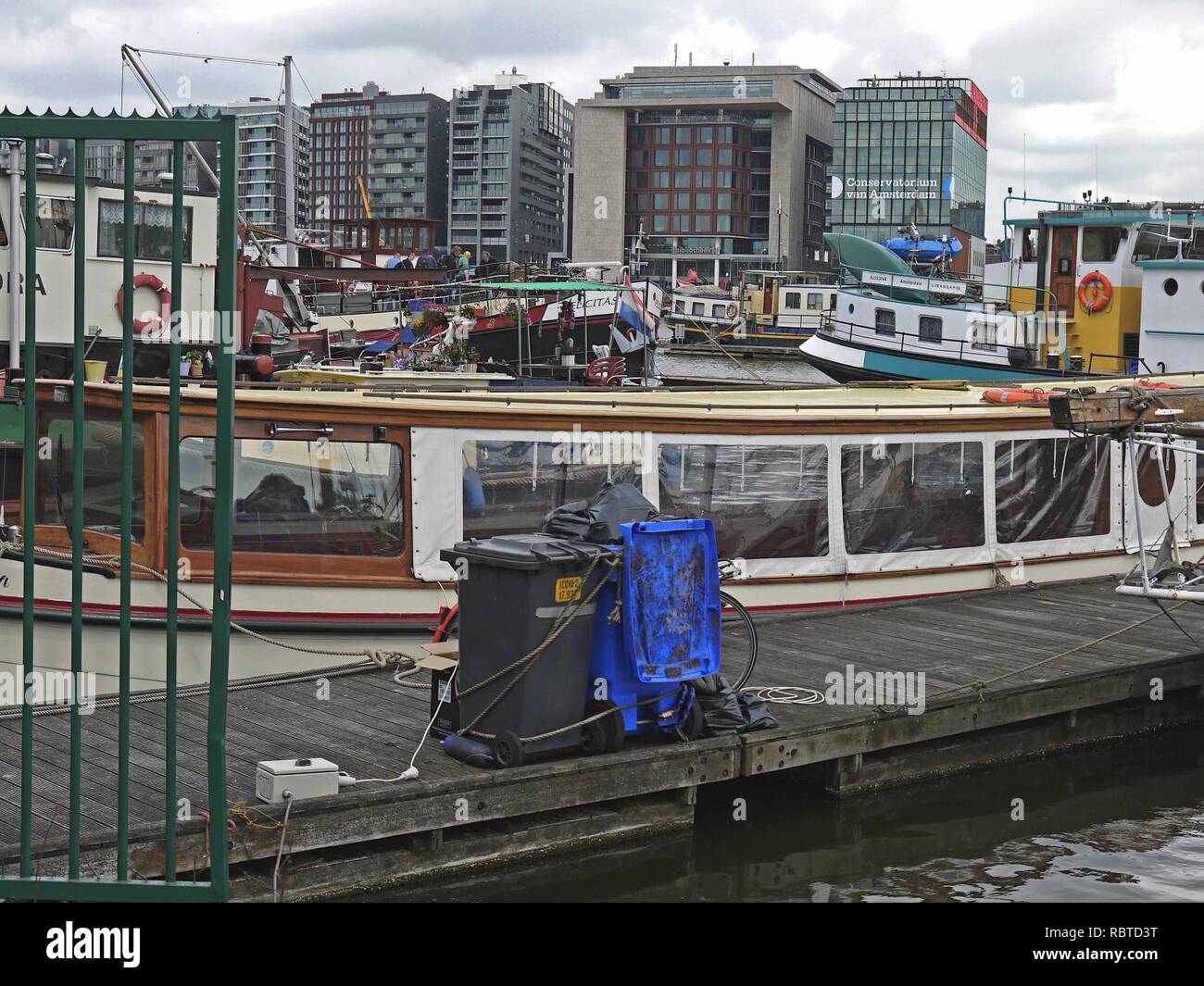 Vue sur de vieux bateaux et péniches, en face des nouveaux bâtiments sur Oosterdokseiland à Amsterdam, par FotoDutch en 2013. Banque D'Images