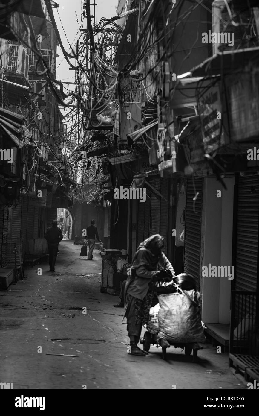 Vue d'une rue étroite dans le célèbre quartier de Chandni Chowk, Delhi, Inde Banque D'Images