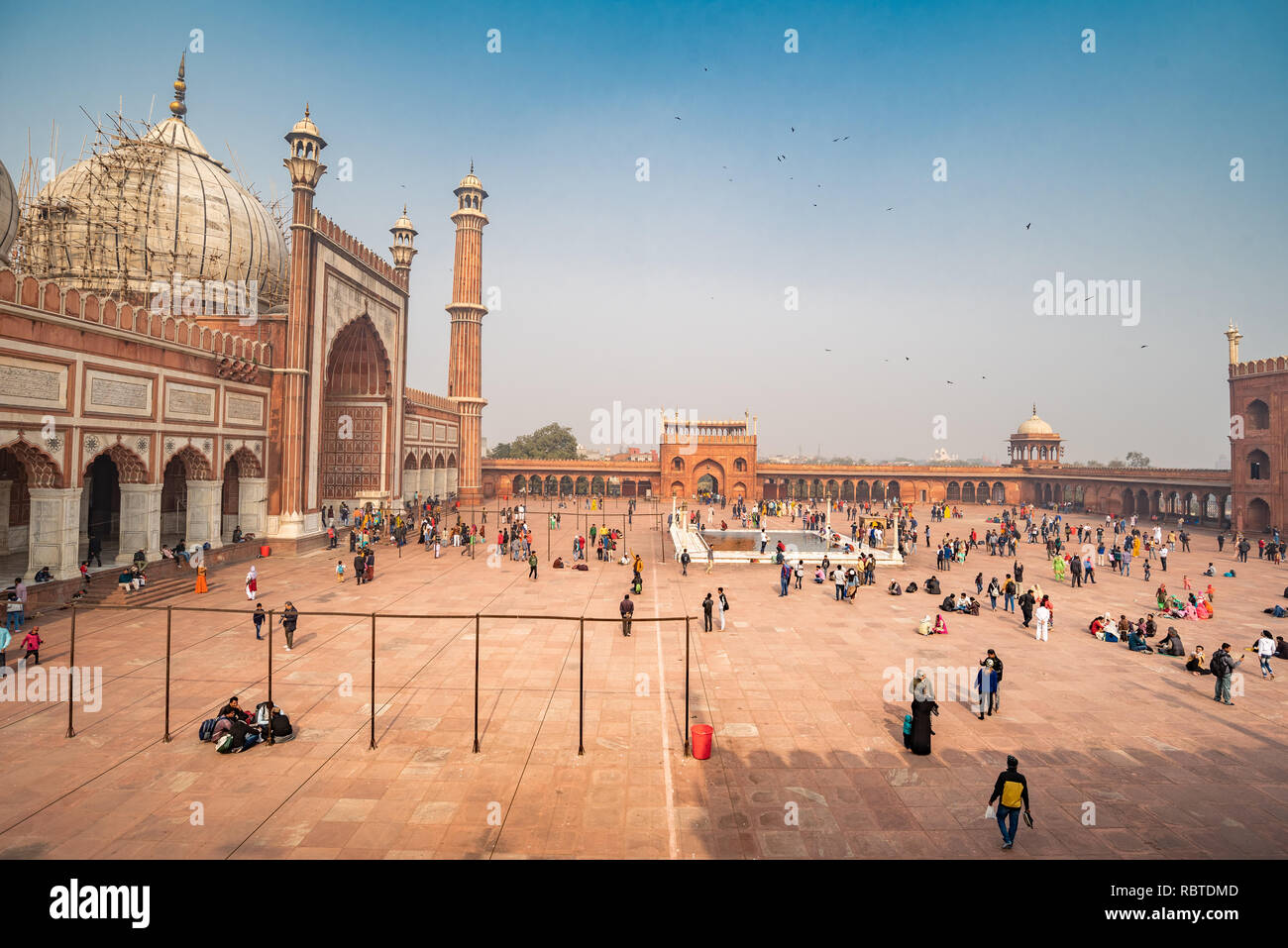 La cour principale dans Jama Masjid - un très célèbre mosquée de Delhi, Inde Banque D'Images