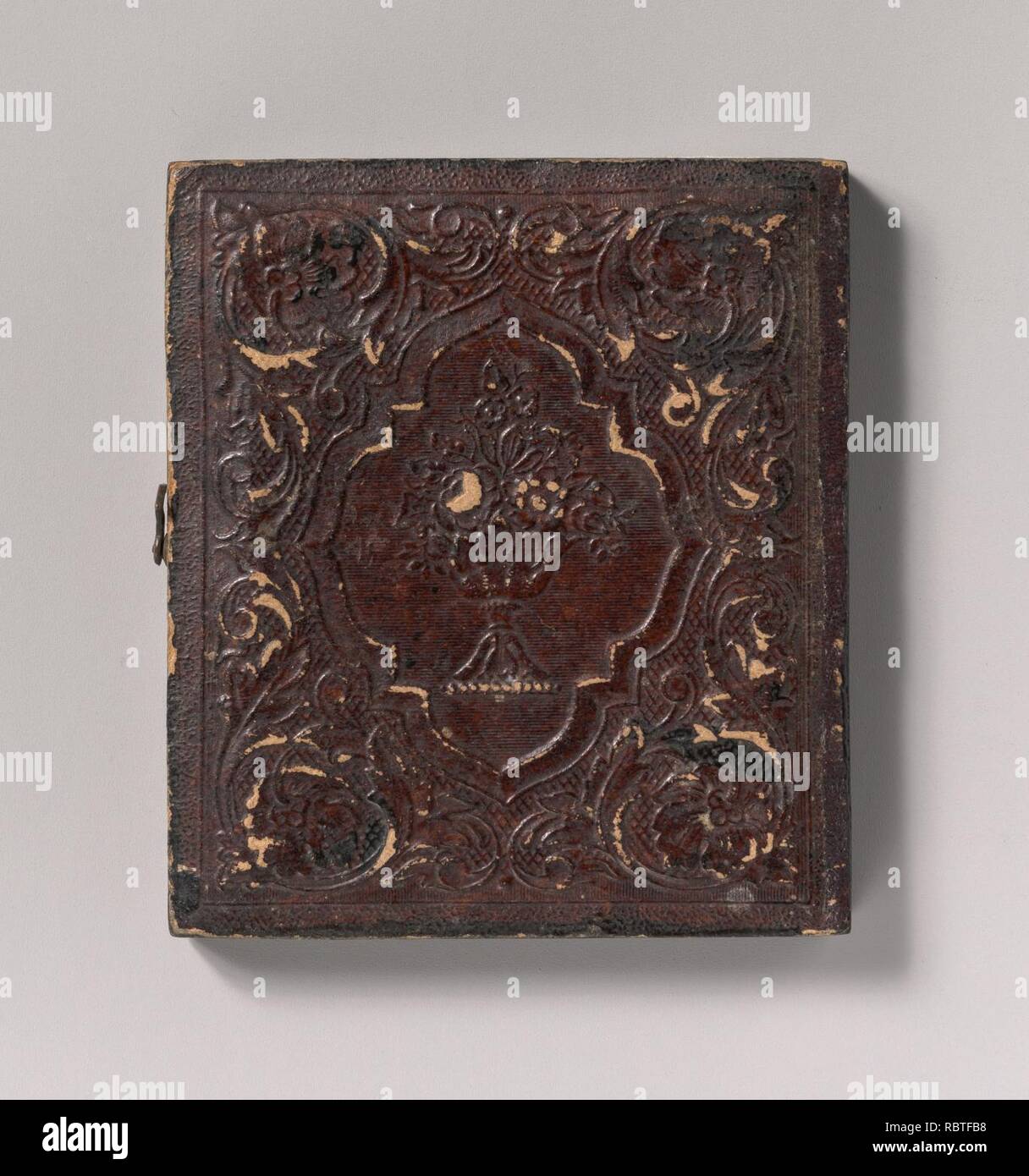 -Carpenter dans Top Hat avec Hatchet, boussole, carré, et scie à main- Banque D'Images