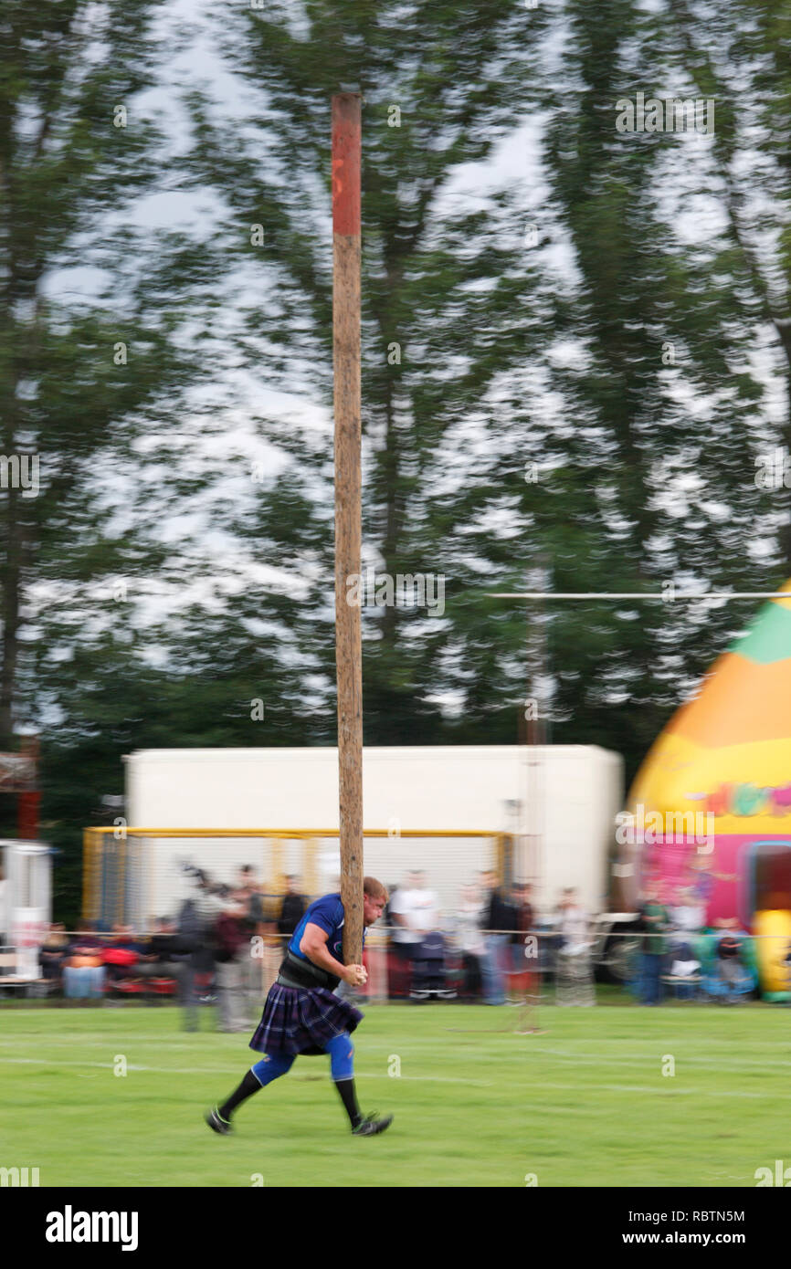 Jeter la caber au Scottish Highland Games Banque D'Images