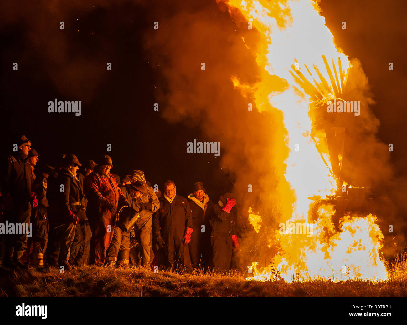 Burghead, Ecosse, Royaume-Uni. Jan 11, 2019. C'est une scène de l'incendie du clavie, une fête du feu de Burghead unique, qui accueille la nouvelle année. L'importance de la 11e Janvier remonte au années 1750, lorsque le calendrier julien a été réformé en Grande-Bretagne. Le nouveau calendrier grégorien a été introduit. Les gens se sont soulevés, en exigeant leur retour 11 jours - mais pas dans Burghead. Brochres a décidé d'avoir le meilleur des deux mondes, en célébrant le Nouvel An deux fois - le 1er janvier et le 11 janvier. Photographié par Crédit : JASPERIMAGE/Alamy Live News Banque D'Images