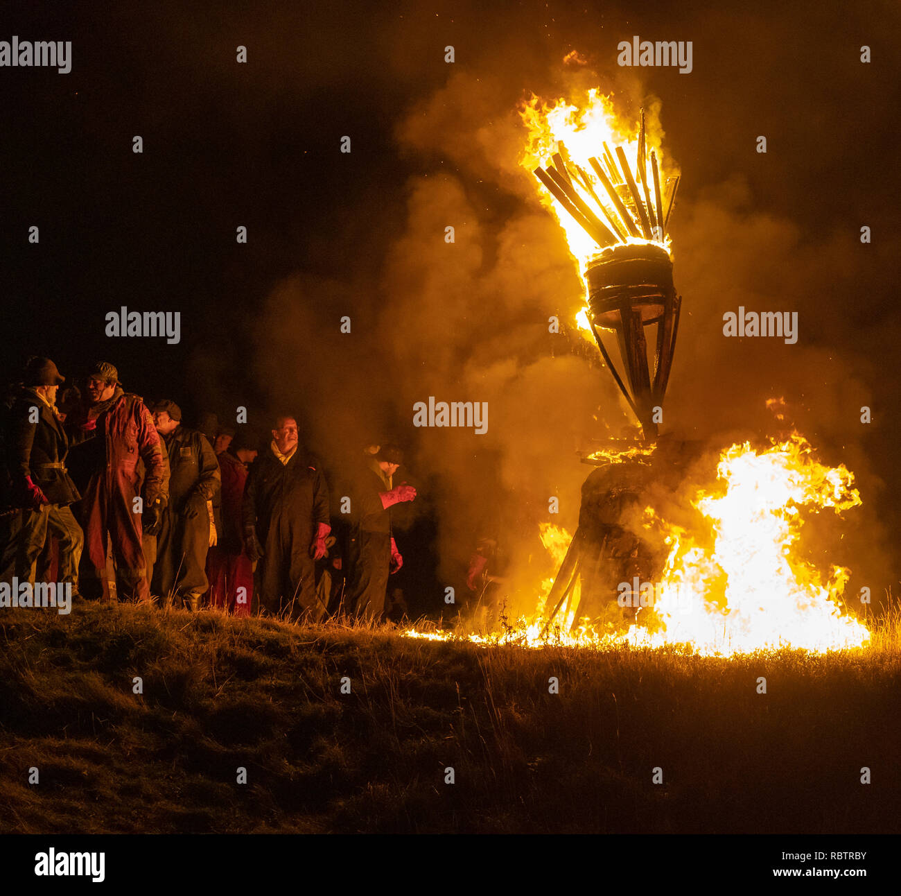 Burghead, Ecosse, Royaume-Uni. Jan 11, 2019. C'est une scène de l'incendie du clavie, une fête du feu de Burghead unique, qui accueille la nouvelle année. L'importance de la 11e Janvier remonte au années 1750, lorsque le calendrier julien a été réformé en Grande-Bretagne. Le nouveau calendrier grégorien a été introduit. Les gens se sont soulevés, en exigeant leur retour 11 jours - mais pas dans Burghead. Brochres a décidé d'avoir le meilleur des deux mondes, en célébrant le Nouvel An deux fois - le 1er janvier et le 11 janvier. Photographié par Crédit : JASPERIMAGE/Alamy Live News Banque D'Images