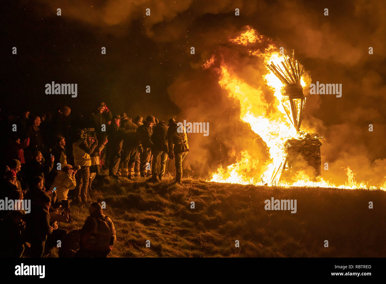 Burghead, Ecosse, Royaume-Uni. Jan 11, 2019. C'est une scène de l'incendie du clavie, une fête du feu de Burghead unique, qui accueille la nouvelle année. L'importance de la 11e Janvier remonte au années 1750, lorsque le calendrier julien a été réformé en Grande-Bretagne. Le nouveau calendrier grégorien a été introduit. Les gens se sont soulevés, en exigeant leur retour 11 jours - mais pas dans Burghead. Brochres a décidé d'avoir le meilleur des deux mondes, en célébrant le Nouvel An deux fois - le 1er janvier et le 11 janvier. Photographié par Crédit : JASPERIMAGE/Alamy Live News Banque D'Images