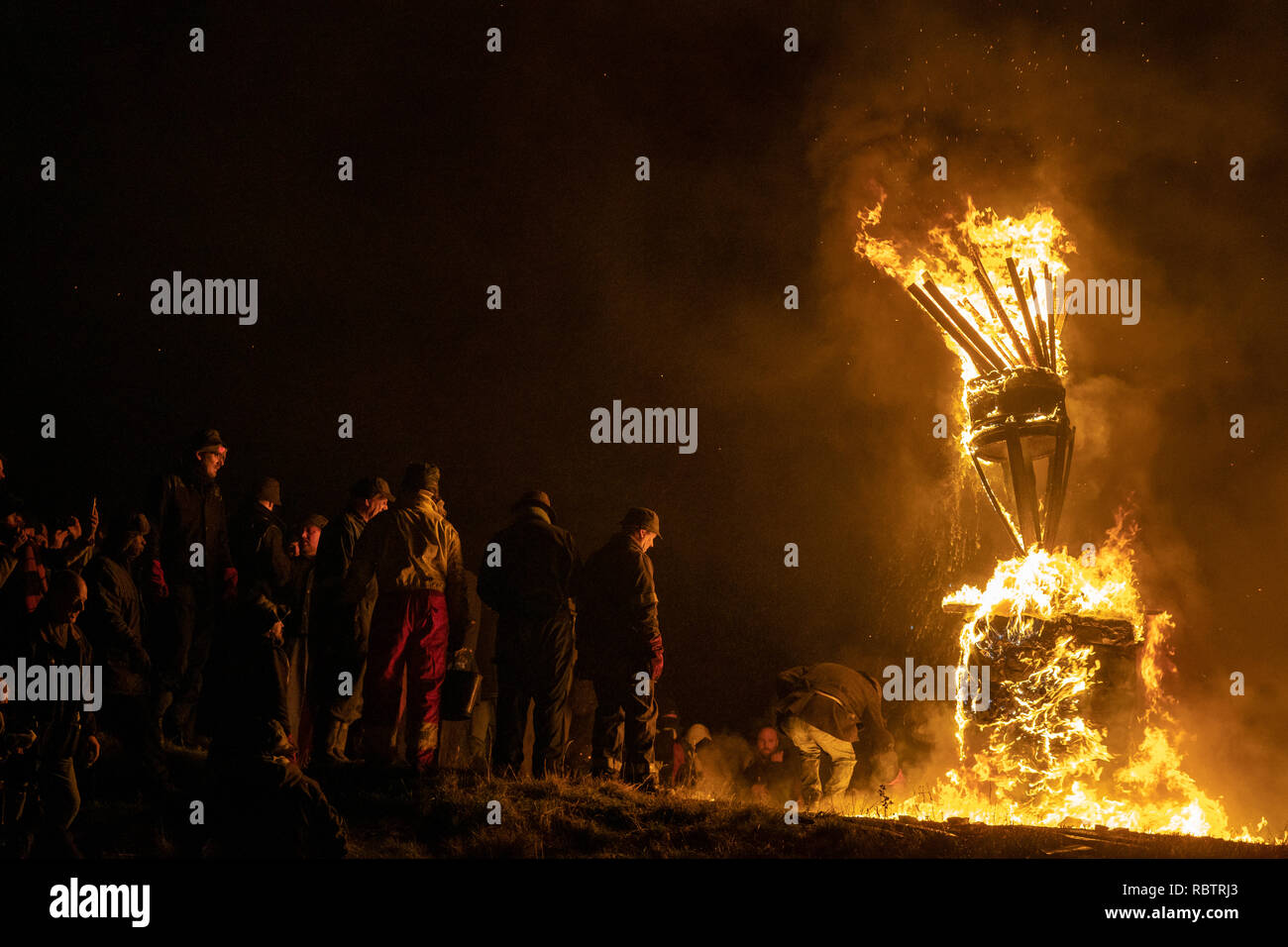 Burghead, Ecosse, Royaume-Uni. Jan 11, 2019. C'est une scène de l'incendie du clavie, une fête du feu de Burghead unique, qui accueille la nouvelle année. L'importance de la 11e Janvier remonte au années 1750, lorsque le calendrier julien a été réformé en Grande-Bretagne. Le nouveau calendrier grégorien a été introduit. Les gens se sont soulevés, en exigeant leur retour 11 jours - mais pas dans Burghead. Brochres a décidé d'avoir le meilleur des deux mondes, en célébrant le Nouvel An deux fois - le 1er janvier et le 11 janvier. Photographié par Crédit : JASPERIMAGE/Alamy Live News Banque D'Images