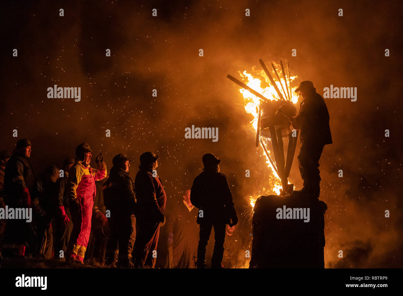 Burghead, Ecosse, Royaume-Uni. Jan 11, 2019. C'est une scène de l'incendie du clavie, une fête du feu de Burghead unique, qui accueille la nouvelle année. L'importance de la 11e Janvier remonte au années 1750, lorsque le calendrier julien a été réformé en Grande-Bretagne. Le nouveau calendrier grégorien a été introduit. Les gens se sont soulevés, en exigeant leur retour 11 jours - mais pas dans Burghead. Brochres a décidé d'avoir le meilleur des deux mondes, en célébrant le Nouvel An deux fois - le 1er janvier et le 11 janvier. Photographié par Crédit : JASPERIMAGE/Alamy Live News Banque D'Images