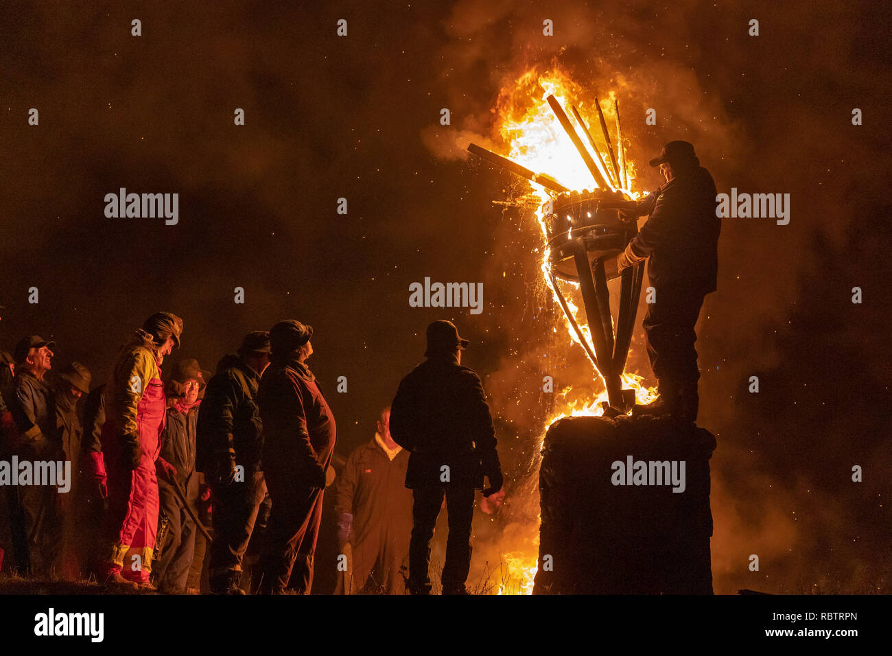 Burghead, Ecosse, Royaume-Uni. Jan 11, 2019. C'est une scène de l'incendie du clavie, une fête du feu de Burghead unique, qui accueille la nouvelle année. L'importance de la 11e Janvier remonte au années 1750, lorsque le calendrier julien a été réformé en Grande-Bretagne. Le nouveau calendrier grégorien a été introduit. Les gens se sont soulevés, en exigeant leur retour 11 jours - mais pas dans Burghead. Brochres a décidé d'avoir le meilleur des deux mondes, en célébrant le Nouvel An deux fois - le 1er janvier et le 11 janvier. Photographié par Crédit : JASPERIMAGE/Alamy Live News Banque D'Images