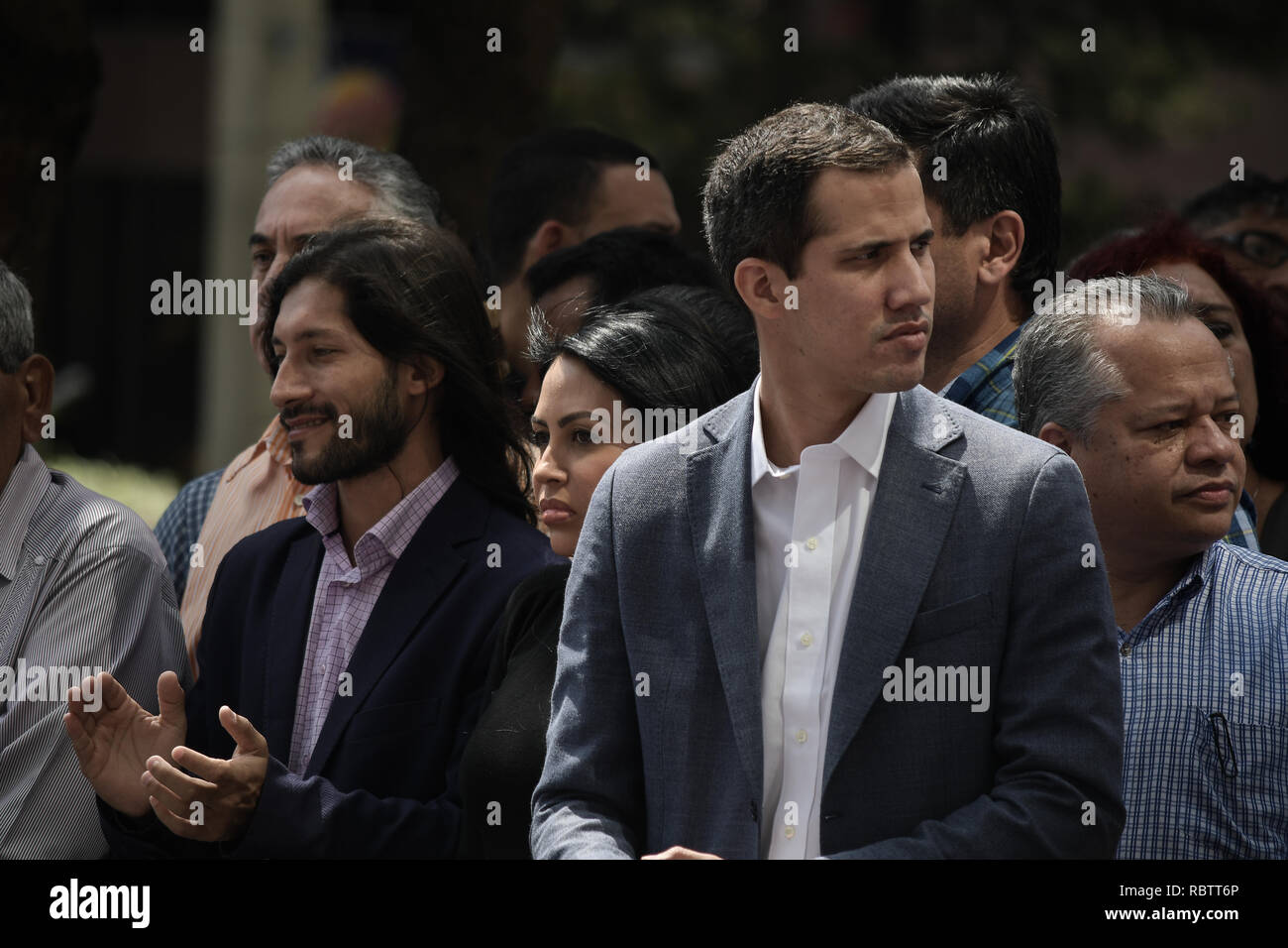 Caracas, Venezuela. Jan 11, 2019. Président du Congrès National, Juan Guaido, accueille les personnes pendant une manifestation publique s'est tenue à Caracas. Maduro a été élu pour un second mandat à la suite de l'élection de 2018, suivie par la critique internationale que son leadership du pays souffrant d'un effondrement est hyperinflationniste misbegotten. L'opposition, le 'Assemblée nationale' pour un gouvernement de transition. Credit : SOPA/Alamy Images Limited Live News Banque D'Images