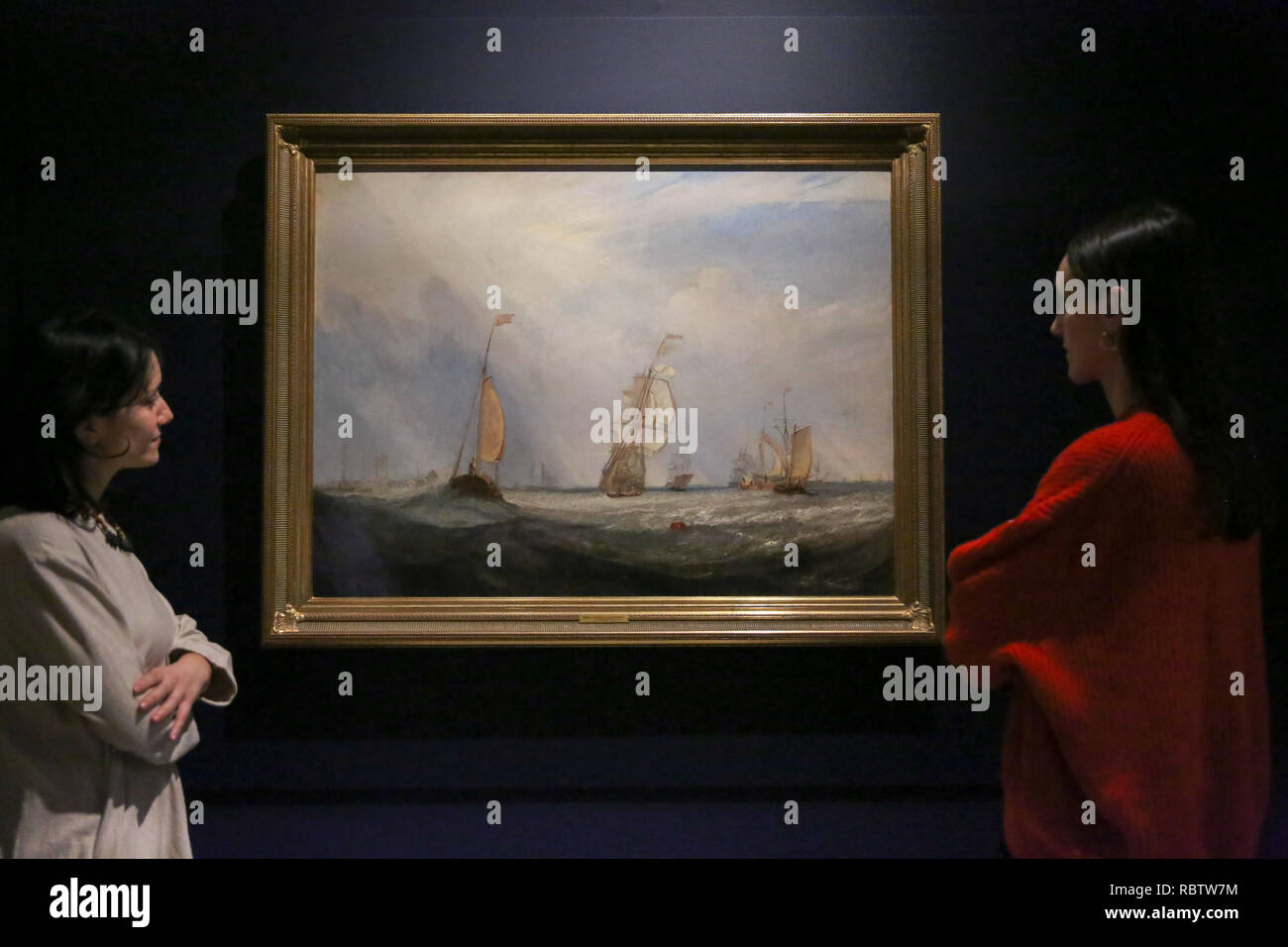 Les membres du personnel vu l'affichage d'une peinture de J.M.W. Turner. La Royal Academy Schools' des plus illustres diplômés, des expositions (Helvoetsluys Helvoetsluys ; - la ville d'Utrecht, 64, aller à la mer) 1832 par J.M.W. Turner (1775-1851) et l'ouverture de Waterloo Bridge (Pont de l'ÒWaterloo, Whitehall escaliers, 18 juin 1817) par John Constable (1776-1837), in, sont des contes d'un des plus légendaires des événements dans l'histoire de l'exposition d'été, il toke place à la Royal Academy of Arts. Les deux tableaux ont été réunis pour la première fois depuis que les artistes se sont affrontés à l'exposition d'été en 1832. Banque D'Images