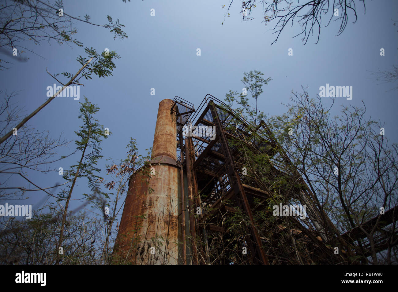 L'ancienne usine Union Carbide à Bhopal en ruine se trouve encore 34 ans après la catastrophe. La catastrophe de Bhopal a été un incident de fuite de gaz, dans la nuit du 2 au 3 décembre 1984 à l'usine de Union Carbide à Bhopal. Plus de 500 000 personnes ont été exposées à l'isocyanate de méthyle toxique (MIC) gaz comme ils dormaient. Le bilan final est estimé entre 15 000 et 20 000. Banque D'Images