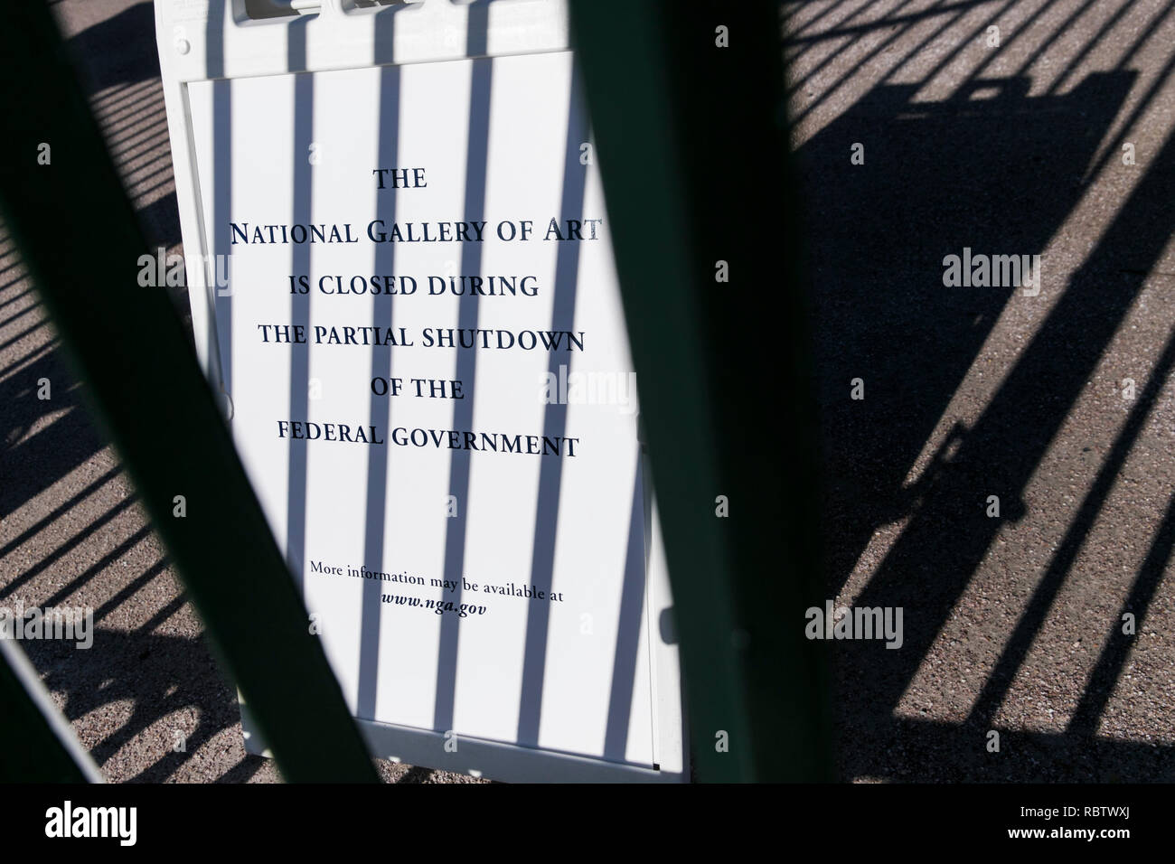 Washington, DC, USA. Jan 11, 2019. Un signe extérieur de la National Gallery of Art Sculpture Garden informant les visiteurs que le musée est fermé en raison de la fermeture du gouvernement partielle à Washington, DC Le 11 janvier 2019. L'arrêt, maintenant c'est 22e, est le plus long jour de l'arrêt du gouvernement de l'histoire des États-Unis. Credit : Kristoffer Tripplaar/Alamy Live News Banque D'Images
