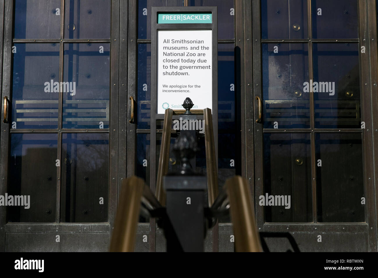 Washington, DC, USA. Jan 11, 2019. Un signe extérieur de la Freer Gallery of Art informant les visiteurs que le musée est fermé en raison de la fermeture du gouvernement partielle à Washington, DC Le 11 janvier 2019. L'arrêt, maintenant c'est 22e jour, est le plus long de l'arrêt du gouvernement de l'histoire des États-Unis. Credit : Kristoffer Tripplaar/Alamy Live News Banque D'Images